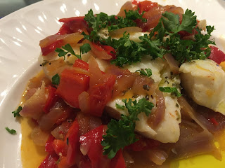 Pesce stufato con peperoni, pomodori, patate e&nbsp;cipolle