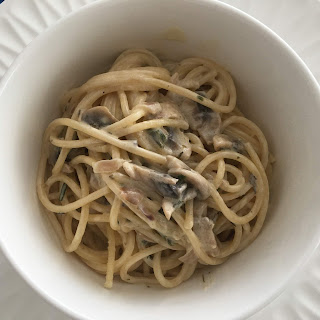Pasta improvvisata con funghi cremosi e pancetta