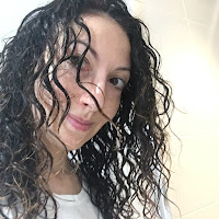 Routine dei capelli ricci: consigli, prodotti e scrunching per ottenere ricci definiti