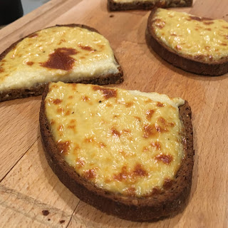 Welsh Rarebit: una bruschetta molto&nbsp;formaggiosa