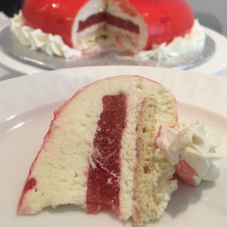 Torta moderna con mousse al limone, inserto alle fragole e glassa a&nbsp;specchio