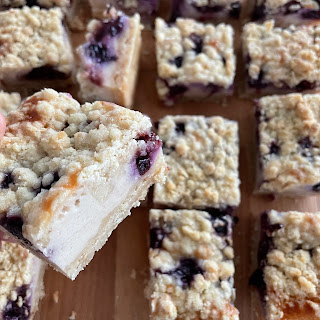 Quadrotti di cheesecake ai mirtilli, avena e yogurt