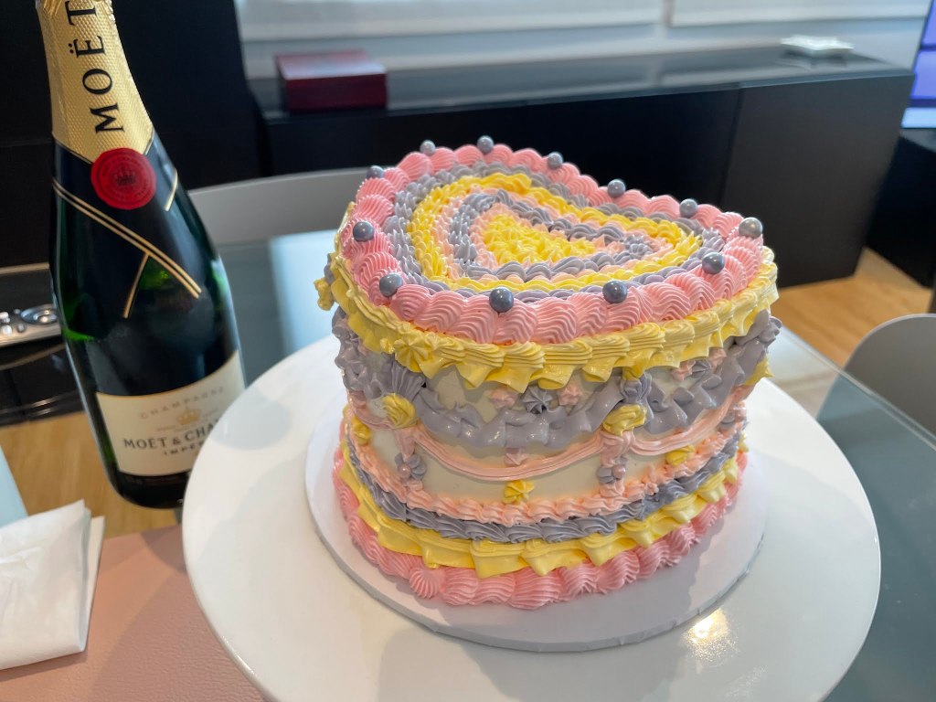 Torta alle carote con farcia alla crema, crumb di biscotti e noci pecan