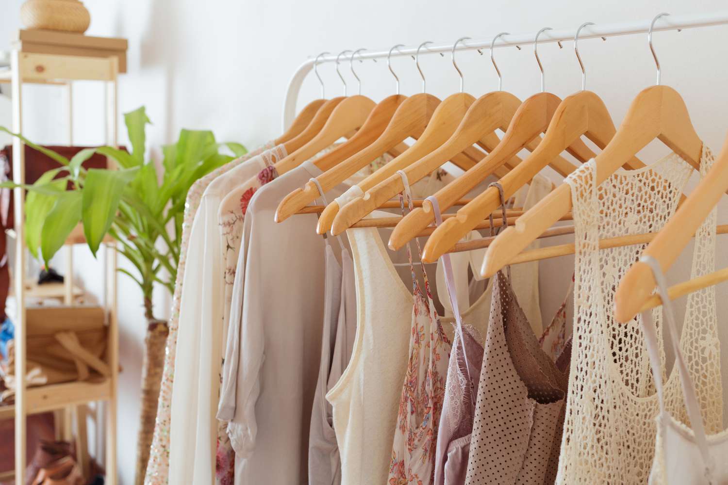 Guida alla Capsule Wardrobe Estiva: Capi Essenziali e Consigli di Stile