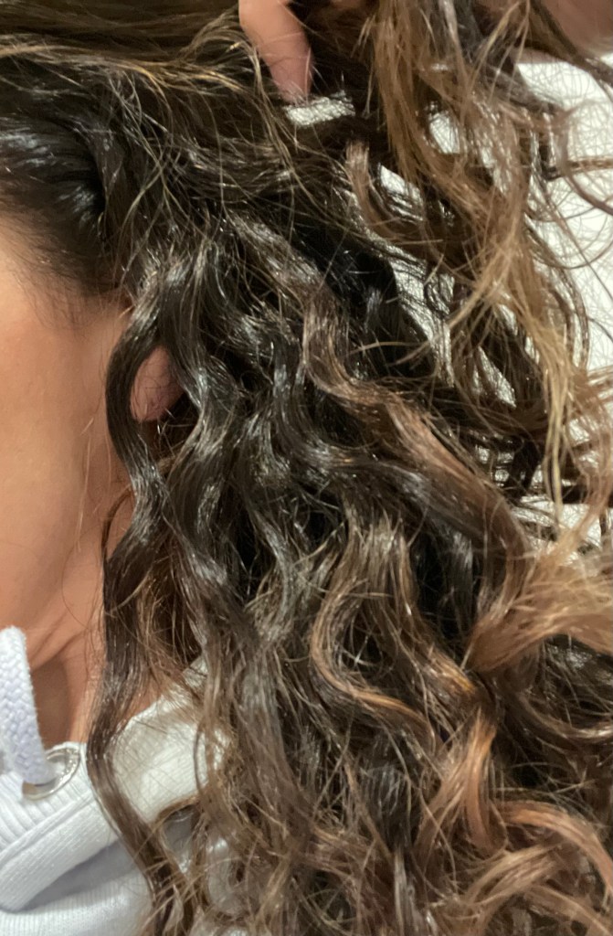 Questi sono i miei capelli super lucidi appena asciugati dopo averli lavati utilizzando i prodotti L'Oreal e poi l'olio Kérastase Elixir Ultime