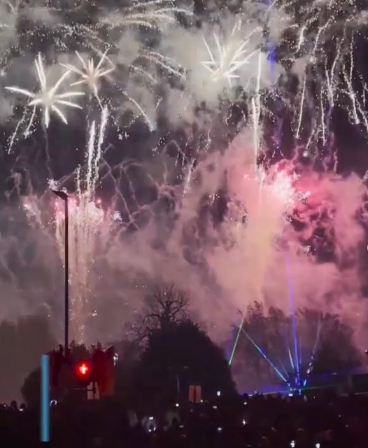 Spettacolo di fuochi d'artificio colorati nel cielo notturno, con esplosioni e pennellate di luce, durante un evento festivo. Bonfire night ad Alexandra palace