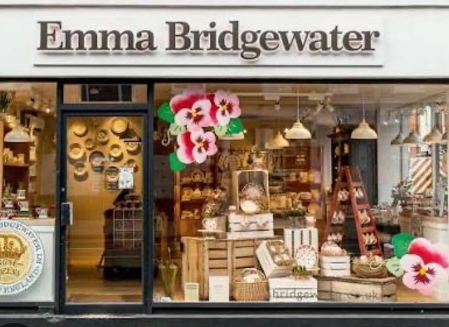 Vetrina del negozio Emma Bridgewater, che mostra ceramiche decorative e oggetti per la cucina in stile inglese.