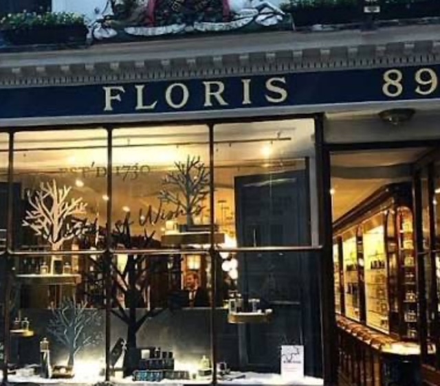 Facciata del negozio Floris a Londra, con il logo ben visibile e vetrine decorate in modo elegante.