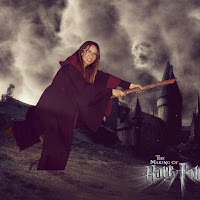 Una persona in costume da strega vola su una scopa in un'ambientazione da film di Harry Potter, circondata da un castello e figure spettrali.