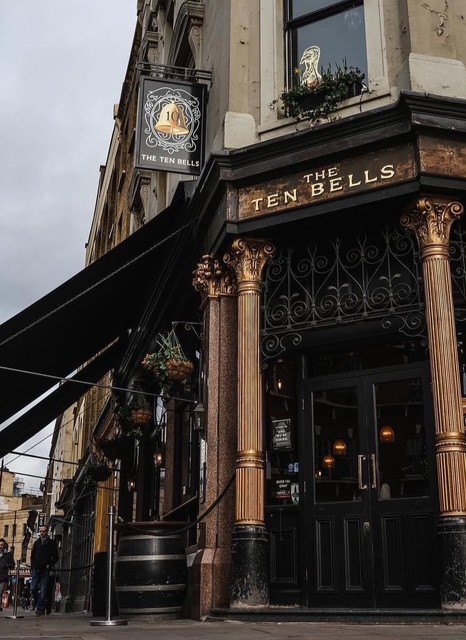Facciata del pub The Ten Bells a Londra, con dettagli architettonici in stile vittoriano e insegna del locale.