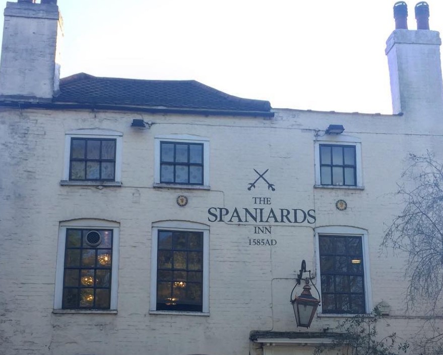 Facciata del pub The Spaniards Inn, con un'insegna che riporta il nome e la data 1585AD, situato in un'area storica di Londra.