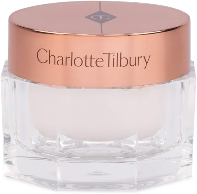 Crema idratante Magic Cream di Charlotte Tilbury in un elegante barattolo trasparente con coperchio rosa dorato.