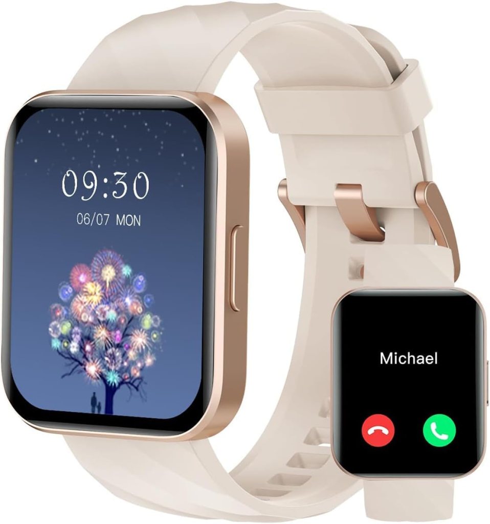 Smartwatch con cinturino bianco e schermata che mostra un albero di fuoco d'artificio, accanto a un piccolo display che indica una chiamata in arrivo.