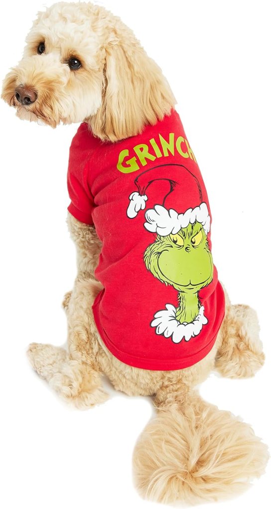 Un cane con un maglione rosso con un'immagine del Grinch e la scritta 'GRINCH' sul dorso.