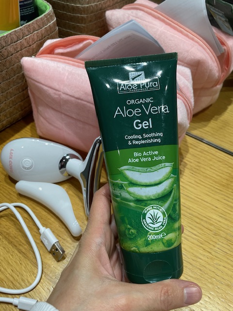Gel di aloe vera biologico Aloe Pura, rinfrescante e lenitivo, in un tubo da 200 ml.