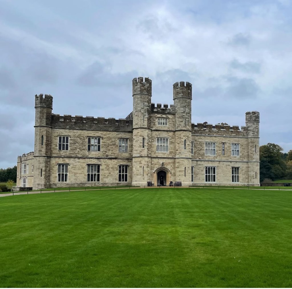 Castello di Leeds imponente con torri, circondato da un vasto prato verde.