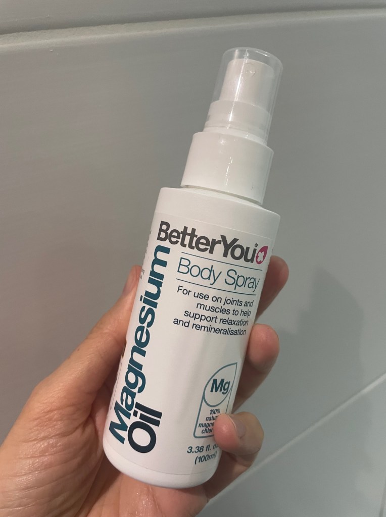 Spray corpo BetterYou Magnesium Oil in una mano, con etichetta che descrive il prodotto come supporto per giunti e muscoli.