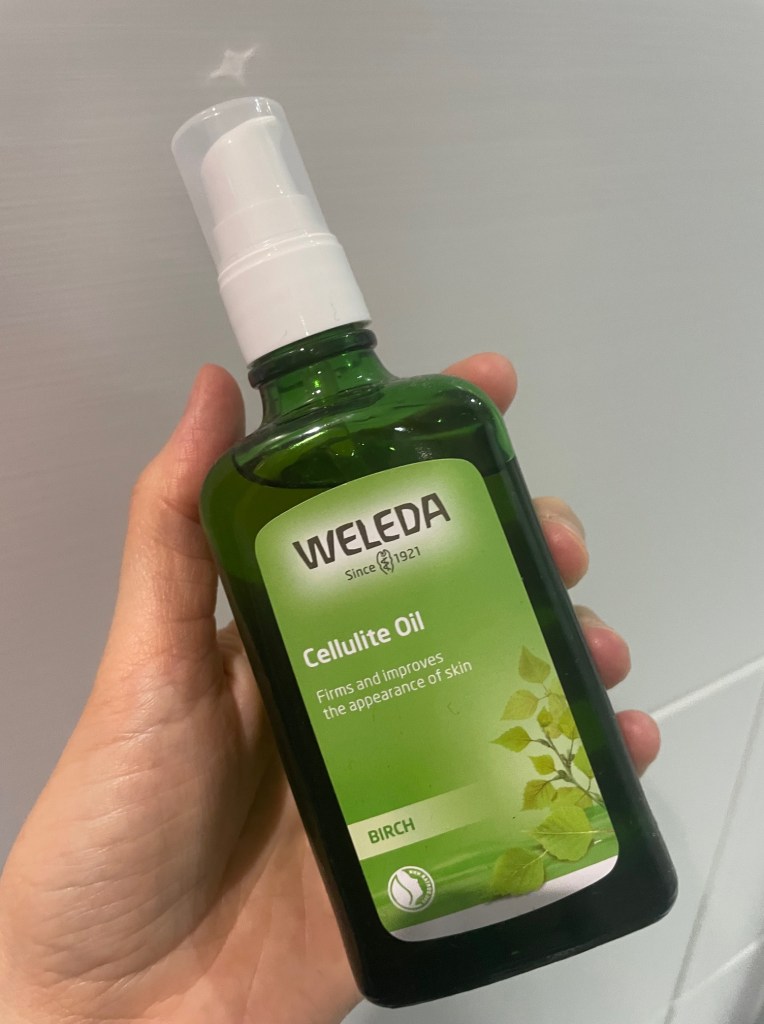 Flacone di olio anticellulite Weleda a base di betulla.