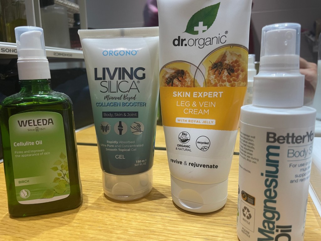 Quattro prodotti per la cura della pelle e del corpo: olio anticellulite Weleda, gel collagene Living Silica di Orgono, crema per gambe e vene di dr.organic con pappa reale, e olio di magnesio BetterYou.Tutti i prodotti della mia routine gambe mattino e sera.