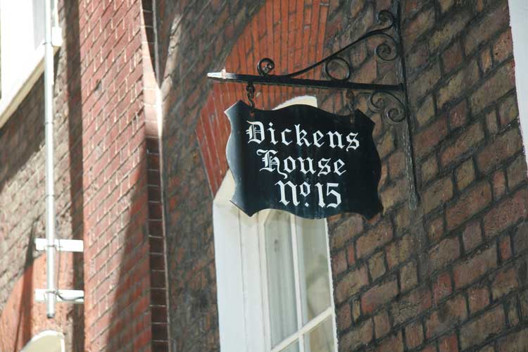 L'insegna della casa di Dickens a Londra