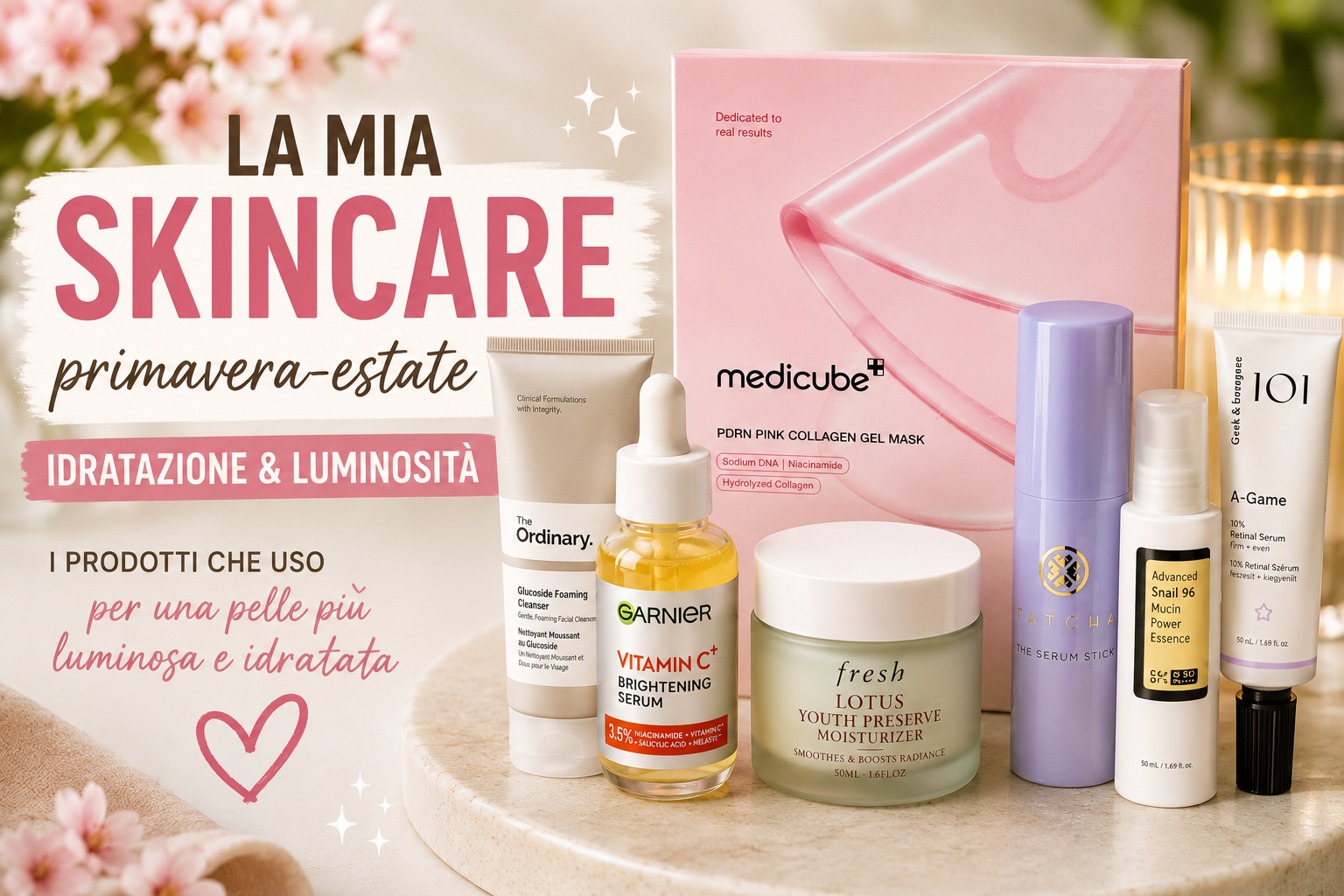 skincare summer Six skincare products including cleanser, vitamin C serum, collagen gel mask, moisturizer, serum stick, mucin power essence, and retinol serum on a beige surface with text about hydration and brightness in Italian